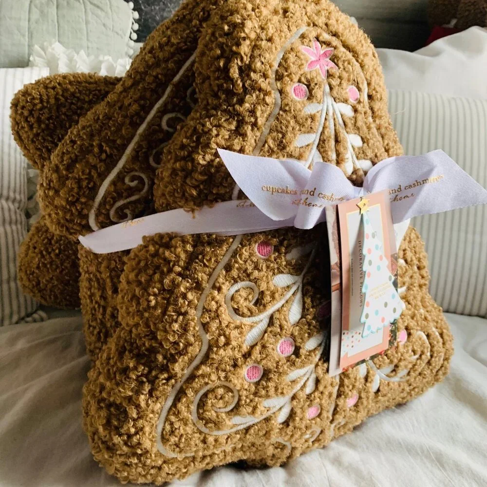 NEW Christmas Cupcakes & Cashmere Set of 3 Gingerbread Pillows - Snowflake House - Picture 5 of 5